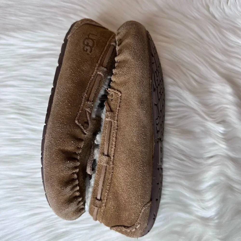 UGG Kids Dakota Slippers Size 2